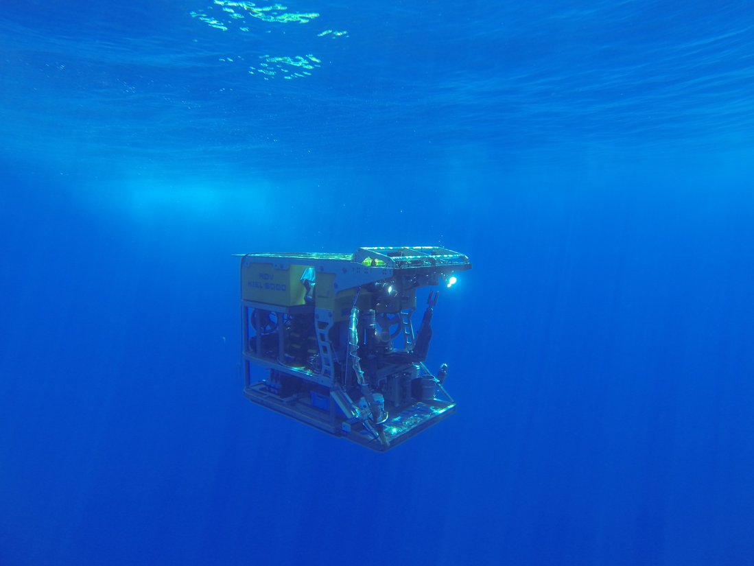 Der Unterwasserroboter (ROV) KIEL 6000 ist von blauem Wasser umgeben. 
