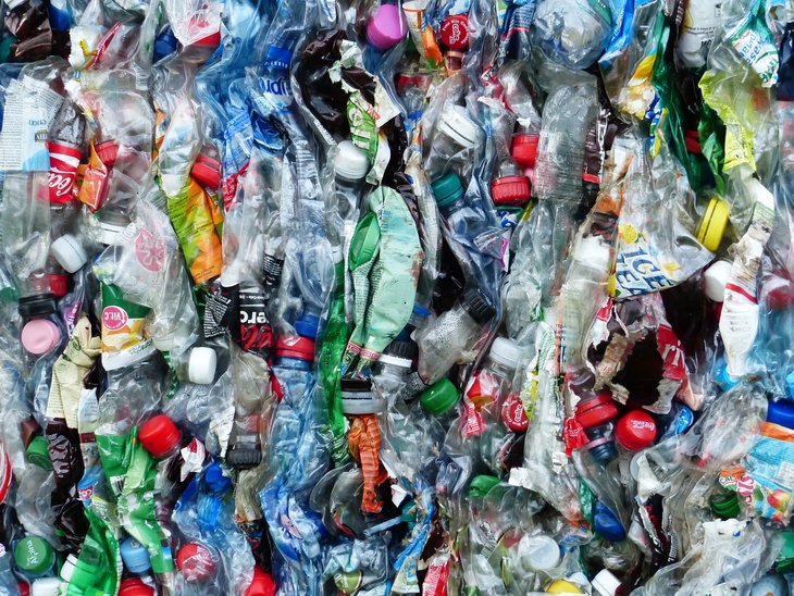 Foto vieler zusammengeknüllter Plastikflaschen, dicht aneinandergereiht. Hans / Pixabay.