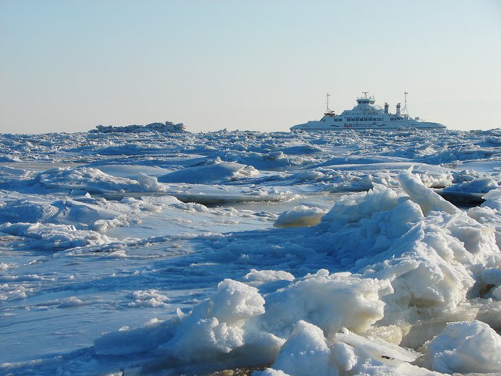 Das Foto zeigt Packeis im Königshafen mit Fährschiff im Februar 2012.
