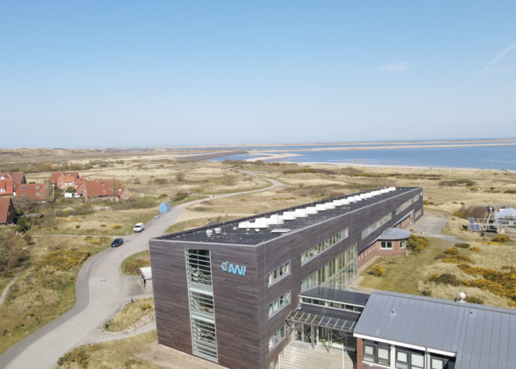Luftaufnahme der AWI-Wattenmeerstation in List auf Sylt im Jahr 2024