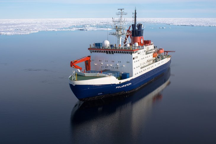 Die POLARSTERN Die POLARSTERN auf dem Meer, im Hintergrund ist Meereis.