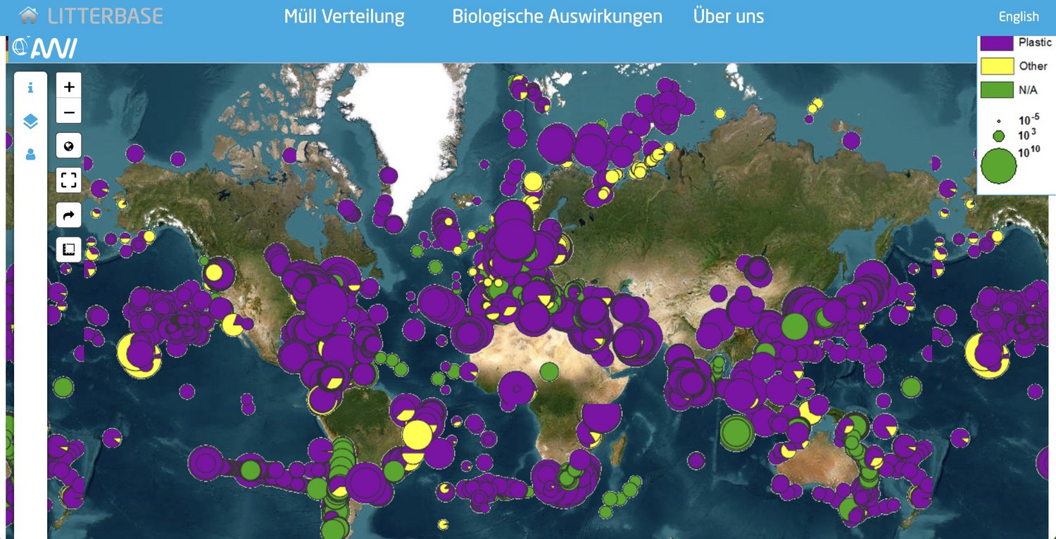 Weltkarte mit unterschiedlich großen violetten, gelben und grünen Punkten. Die Farben stehen für verschiedene Arten von Müll. Die violetten Punkte stehen für Plastik und sind am häufigsten zu sehen.