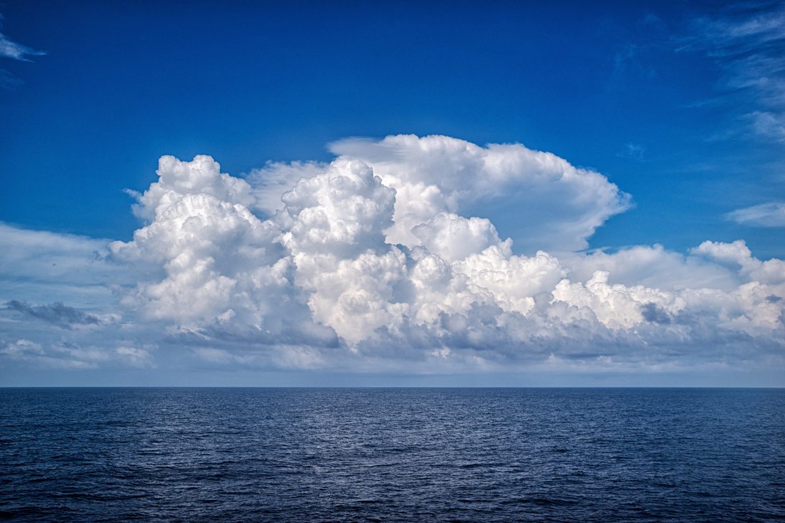 Cumulonimbus Wolke über Meereshorizont vom Forschungsschiff Sonne aus fotografiert.