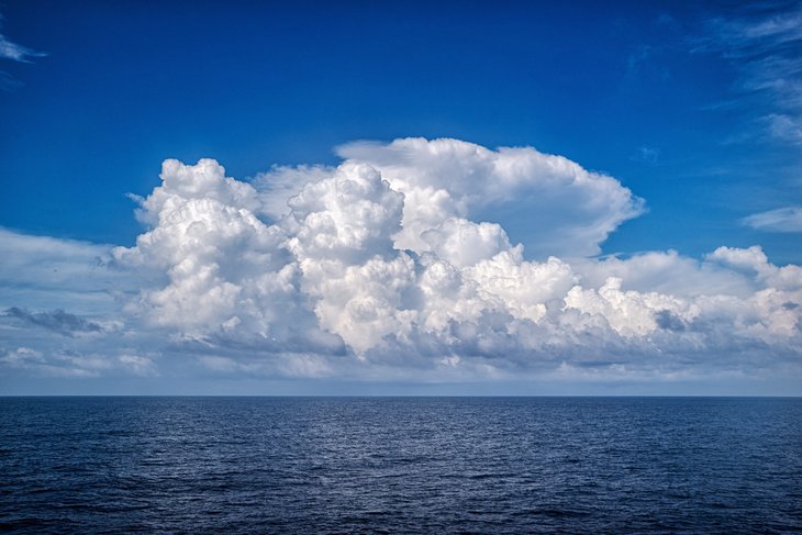[Translate to English:] Cumulonimbus Wolke über Meereshorizont vom Forschungsschiff Sonne aus fotografiert.