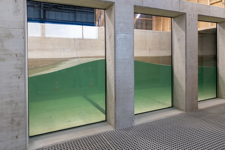 Strömungskanal_TU-Braunschweig Durch bodentiefe Fenster können Forschende in das Wasser des Strömungskanals schauen. Wie in einem sehr großen Aquarium.