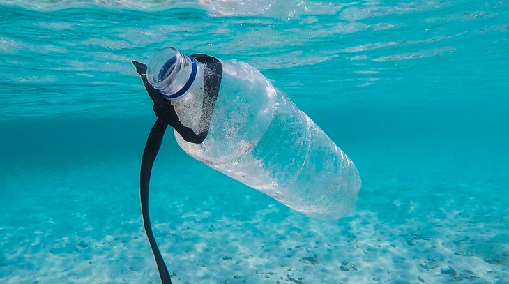 Plastikflasche unter Wasser, Bali.
