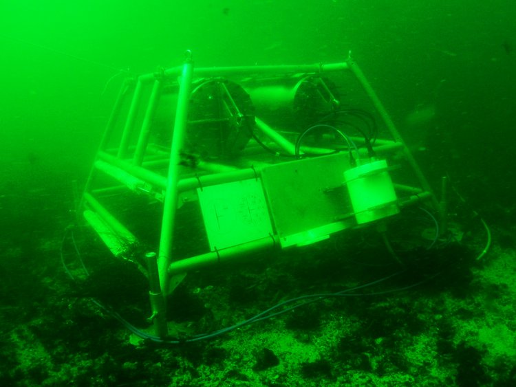Eine schrankgroße Unterwasserstation am Meeresboden