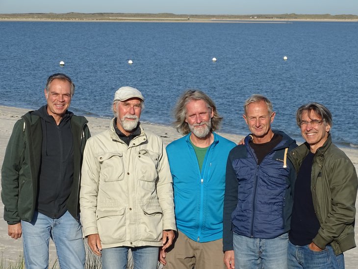 Das Foto zeigt die Autoren des Fokus Gewinner und Verlierer im Watt. Das Autorenteam, von links: Tobias Dolch, Karsten Reise, Mathias Wegner, Christian Buschbaum, Justus van Beusekom.