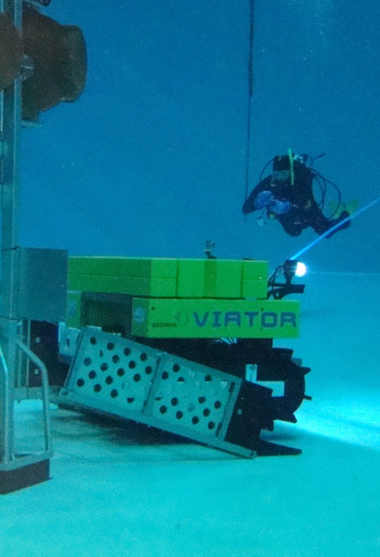 Der VIATOR wird in einem Schwimmbecken testweise ausgesetzt.