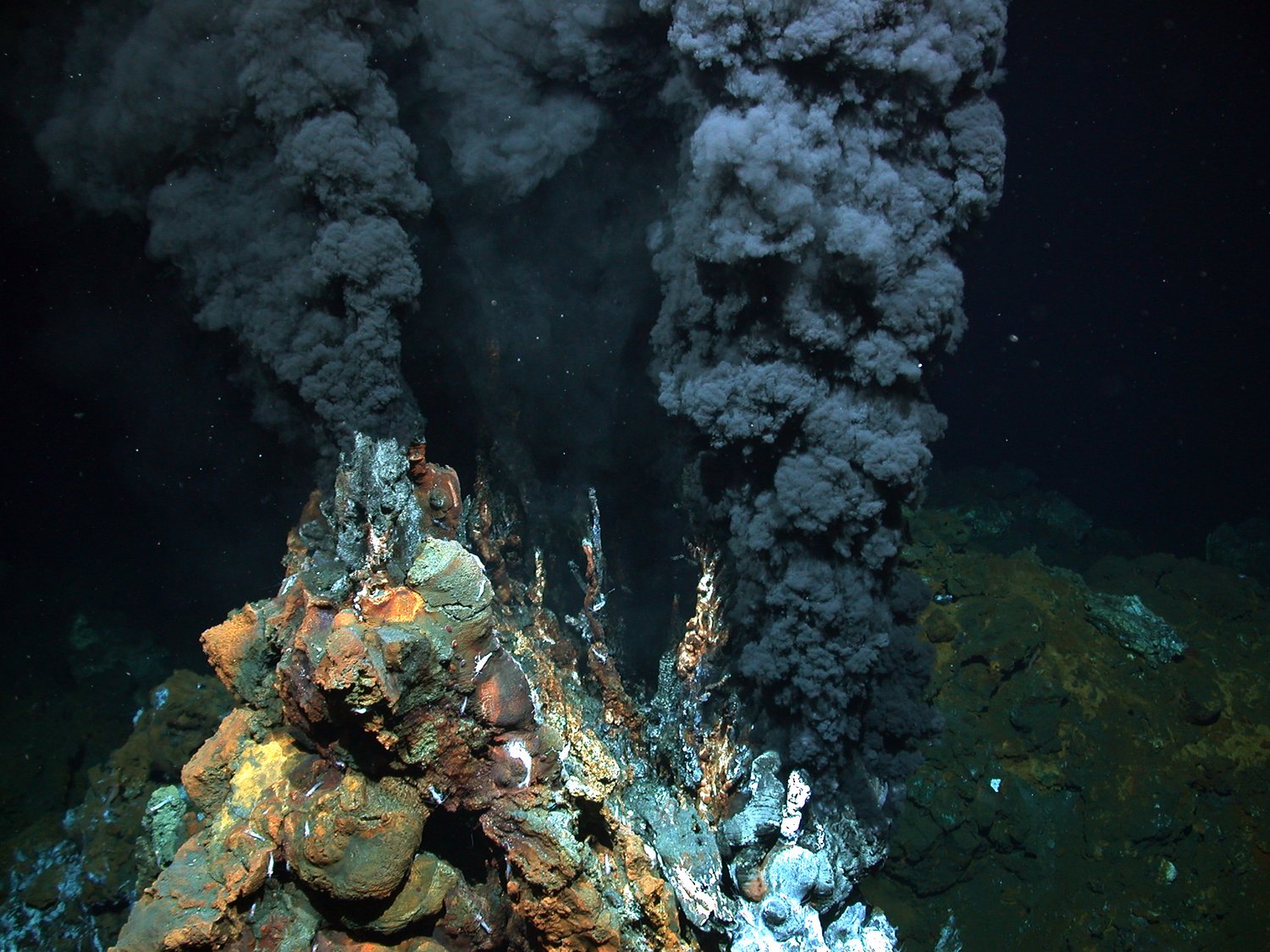 Schwarzer Raucher Schwarzer Rauch seit aus Hydrothermalquelle in der Tiefsee auf