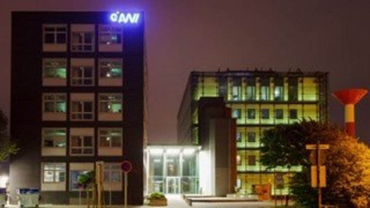 Ansicht des Eingangs zum AWI-Hauptgebäude bei Nacht.