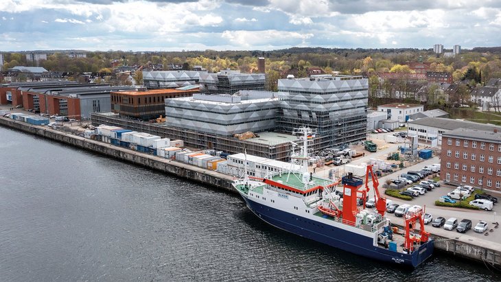 Das GEOMAR-Gebäude aus der Luft. Davor liegt das Forschungsschiff Alkor.