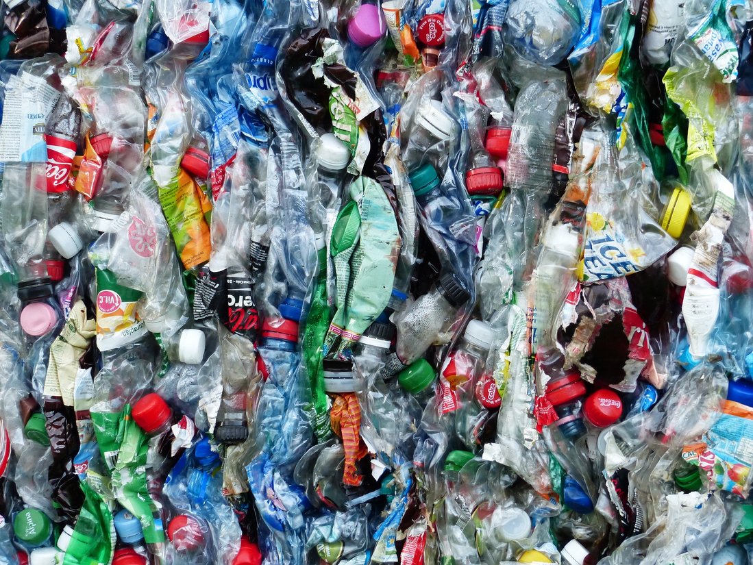 Foto vieler zusammengeknüllter Plastikflaschen, dicht aneinandergereiht. Hans / Pixabay.