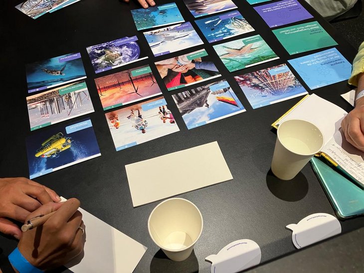 Ein Tisch mit den Karten der Zukunftsbox für einen Workshop im Futurium