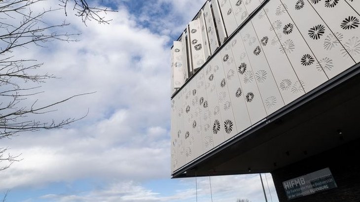 Bild des Eingangs zum HIFMB.