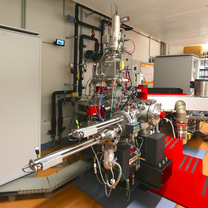Das NanoSIMS am Max-Planck-Institut für Marine Mikrobiologie in Bremen ist größer als ein Mensch und hochkomplex in der Ausstattung.