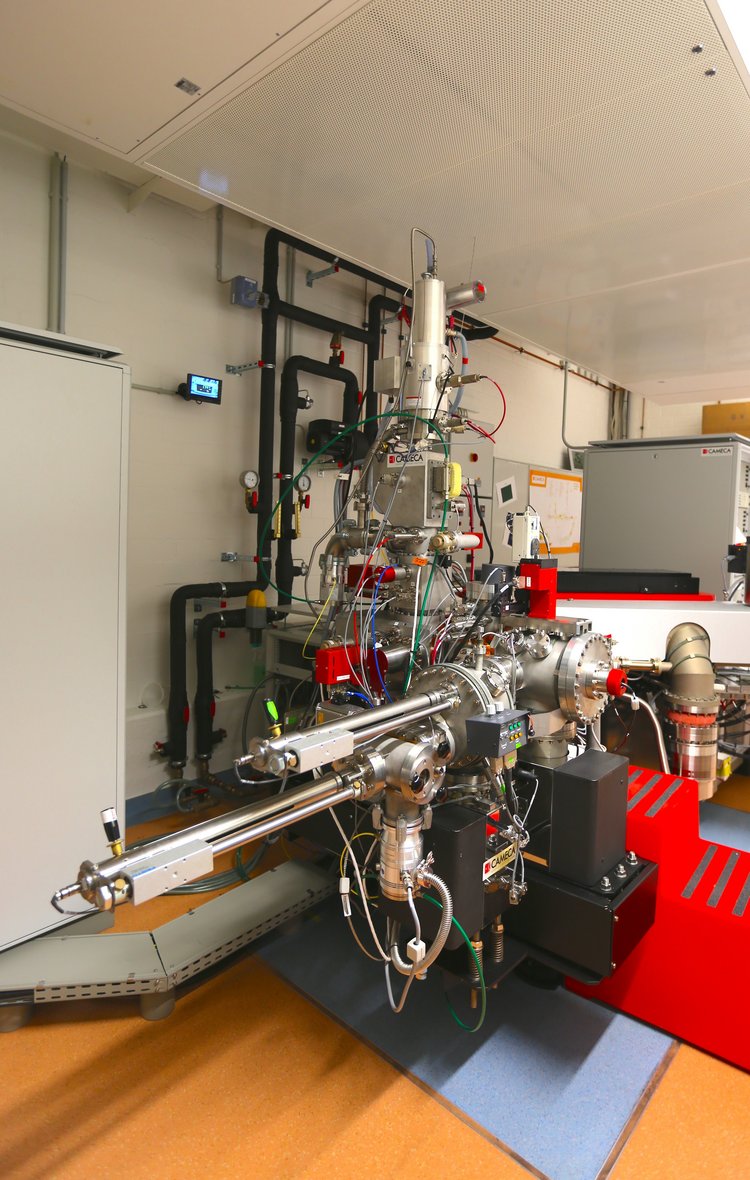 Das NanoSIMS am Max-Planck-Institut für Marine Mikrobiologie in Bremen ist größer als ein Mensch und hochkomplex in der Ausstattung.