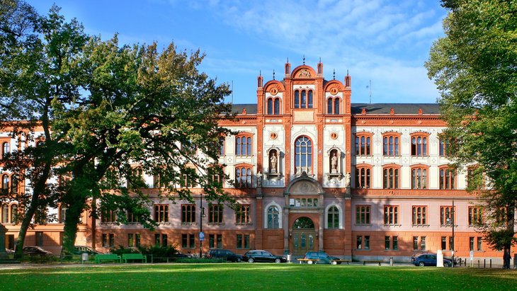 Außenansicht des Hauptgebäudes der Universität Rostock